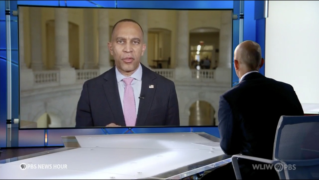 Leader Jeffries (left) and Geoff Bennett (right) appearing on PBS NewsHour