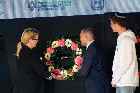 Leader Jeffries placing a wreath to commemorate Yom HaZikaron
